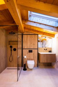 a bathroom with a toilet and a bath tub at CASA IL TRAMONTO Val di Sole in Commezzadura