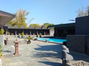 a courtyard with a fountain and a swimming pool at DE PORCH in Bolinao