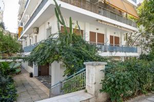 een appartementencomplex met een plant op de binnenplaats bij Alimos Marina Cozybase in Athene