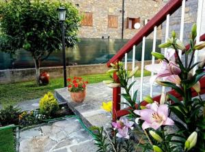 A garden outside L'arome de Ainsa