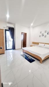a bedroom with a large bed in a room at Ngoc Anh' s House in Phu Quoc