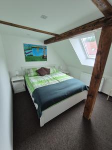 1 dormitorio con 1 cama grande y vigas de madera en gemütliche Ferienwohnung in Seenähe, en Neustrelitz