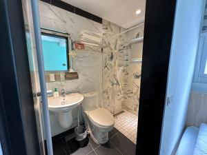 een badkamer met een toilet en een wastafel bij 澎湖 居墅 in Magong