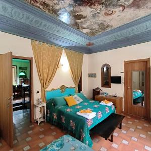 sypialnia z 2 łóżkami i sufitem w obiekcie Vittorio Emanuele Rooms di Prinzi w mieście Palermo