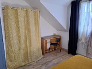 En eller flere senger på et rom på Cottage avec terrasse privative à 15 km d'Orléans
