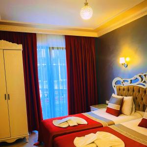 Habitación de hotel con 2 camas y ventana en Deluxe Newport Hotel en Estambul