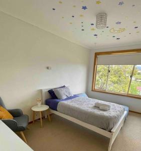 Un pat sau paturi într-o cameră la Cosy Guesthouse with River Views