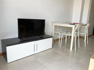 Telewizja i/lub zestaw kina domowego w obiekcie Apartamentos Bernat 3000
