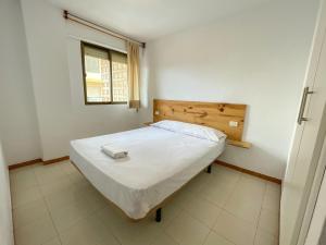 1 dormitorio con 1 cama en una habitación con ventana en Apartamentos Bernat 3000, en Oropesa del Mar
