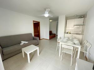 salon z kanapą, stołem i krzesłami w obiekcie Apartamentos Bernat 3000 w mieście Oropesa del Mar