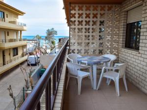 balkon ze stołem i krzesłami i widokiem na ocean w obiekcie Apartamentos Bernat 3000 w mieście Oropesa del Mar