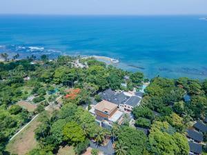 una vista aérea de una casa y del océano en Mutiara Carita Cottages, en Carita