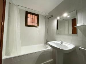Łazienka w obiekcie Apartamentos Bernat 3000