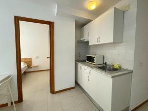 Kuchnia lub aneks kuchenny w obiekcie Apartamentos Bernat 3000