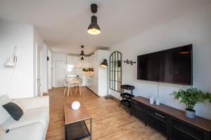 A television and/or entertainment centre at Apartamentos Los Rosales