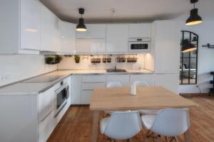 A kitchen or kitchenette at Apartamentos Los Rosales