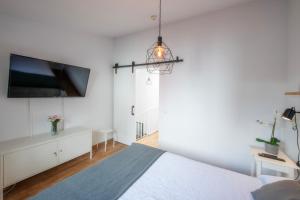 A bed or beds in a room at Apartamentos Los Rosales