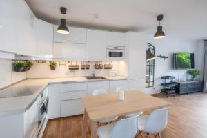 A kitchen or kitchenette at Apartamentos Los Rosales