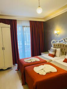 een hotelkamer met 2 bedden en een raam bij Deluxe Newport Hotel in Istanbul