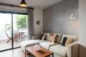A seating area at Apartamentos Los Rosales