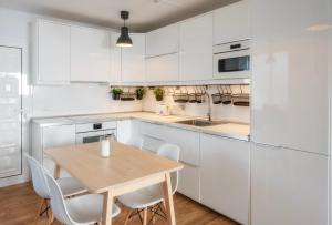 A kitchen or kitchenette at Apartamentos Los Rosales
