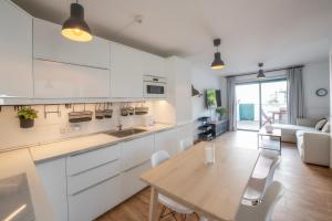 A kitchen or kitchenette at Apartamentos Los Rosales