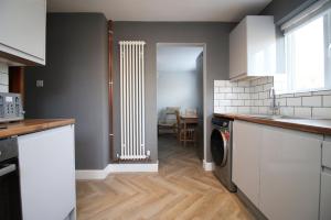 eine Küche mit Waschmaschine und Trockner im Zimmer in der Unterkunft Cohost Partners, Monthly/Weekly discounts in Bristol