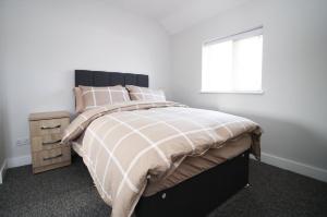 a bedroom with a large bed and a window at Cohost Partners, Monthly/Weekly discounts in Bristol