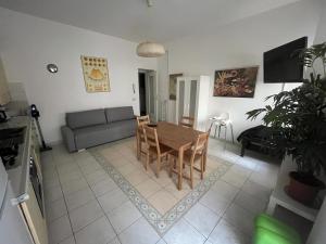 a living room with a table and a couch at Spazioso appartamento 10 min a piedi dal Vaticano e metro in Rome +4 photos