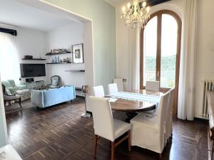 a dining room with a table and chairs at Villa Liberty TownHouse in Siena
