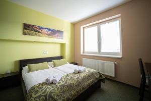 Rúm í herbergi á Garni hotel Svitavy