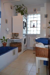 a laundry room with a washing machine and a washer at Casa Aurora in Teo