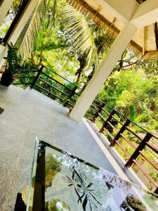 Habitación con balcón con vistas al jardín. en Mountain seaview Cabanas, en Tangalle