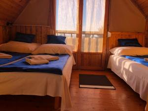 2 camas en una habitación con ventana en Sashalom Hotel, en Budapest