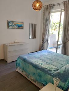 Schlafzimmer mit einem Bett und einem Fenster in der Unterkunft Incantevole appartamento tra Portofino e le 5 Terre in Chiavari