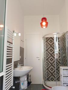 ein Bad mit einem Waschbecken und einer Glasdusche in der Unterkunft Incantevole appartamento tra Portofino e le 5 Terre in Chiavari
