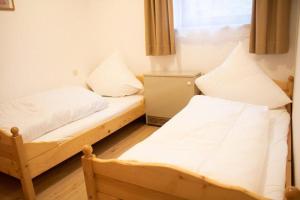 2 camas individuales en una habitación con ventana en Tal Blick 3-Zimmer Nordenau/ Winterberg, en Schmallenberg