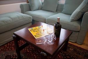 una mesa con una botella de vino y copas. en Tal Blick 3-Zimmer Nordenau/ Winterberg, en Schmallenberg