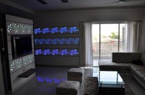 sala de estar con luces azules en la pared en Peaceful Retreat 3BHK For six person, en Vadodara