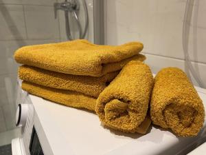a pile of towels sitting on top of a sink at Ferienwohnung Bergblick in Bayerisch Gmain