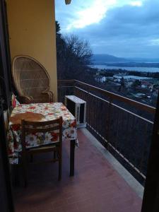 Balcone o terrazza di The Birdsong between two lakes