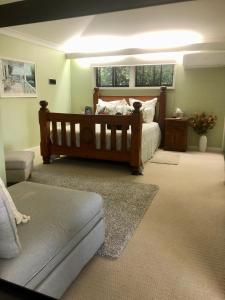 um quarto com uma cama grande e uma janela em Tamborine Mountain Lodge em Mount Tamborine