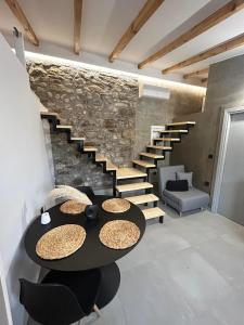 Zimmer mit einem Tisch mit Stühlen und einer Treppe in der Unterkunft Ktimaoliva2 in Nafpaktos