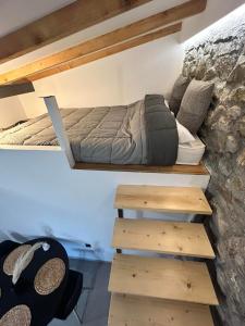Zimmer mit 2 Etagenbetten und Holztreppe in der Unterkunft Ktimaoliva2 in Nafpaktos