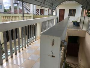 un balcón vacío de un edificio con barandilla en Hotel Bom Amigo en Inhambane