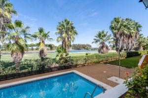 uma villa com piscina e palmeiras em La Quinta II by Ĥ na Isla Canela