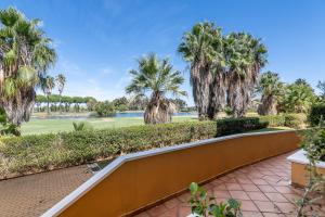 uma vista a partir da varanda de um resort com palmeiras em La Quinta II by Ĥ na Isla Canela