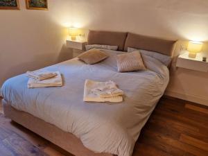 um quarto com uma cama com toalhas em Centro Storico Arte Relax em Perugia