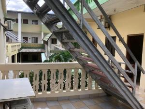 una escalera hasta el balcón de un edificio en Hotel Bom Amigo, en Inhambane