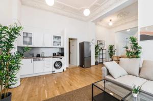 a living room with a couch and a kitchen at Cosy Apartment Nähe Ku'damm in Berlin